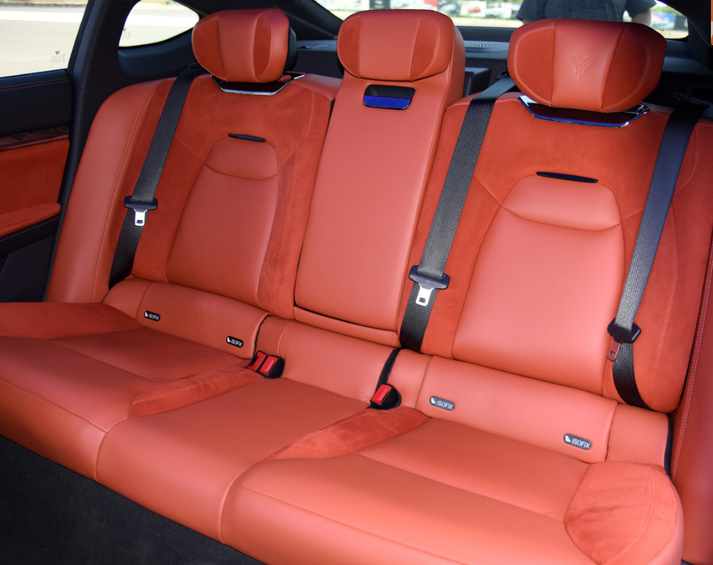 年轻用户的新选择，哪吒S对比极狐阿尔法T