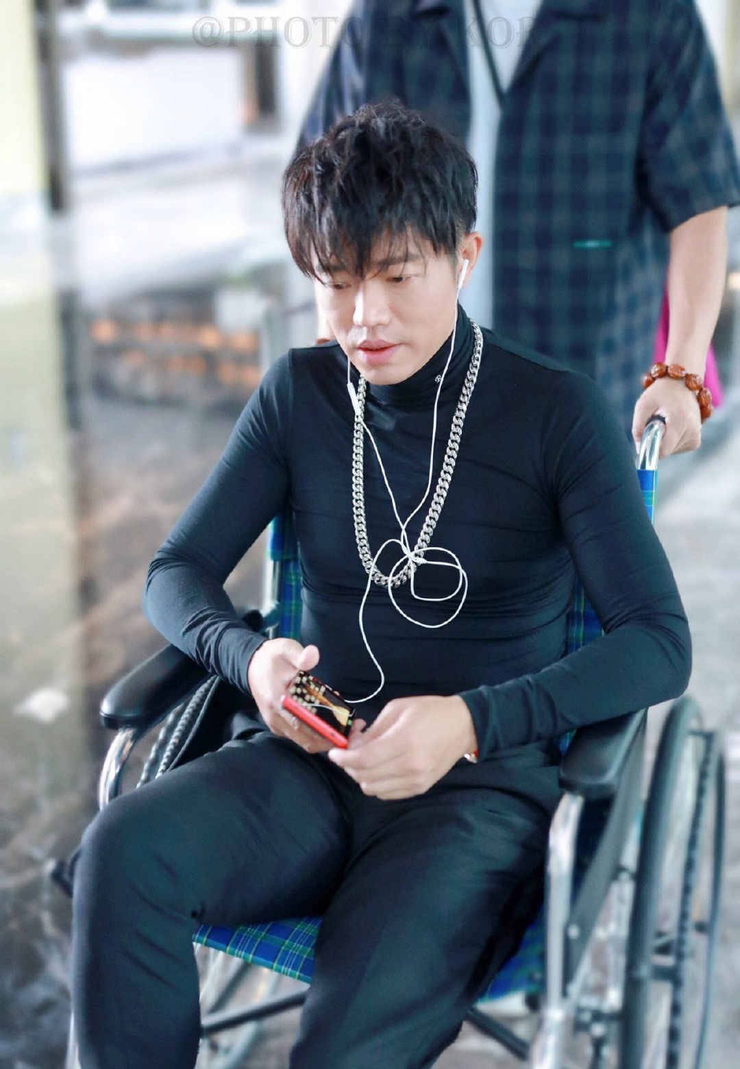 曾毅坐着轮椅,被玲花推着去录制《我的音乐你听吗》!