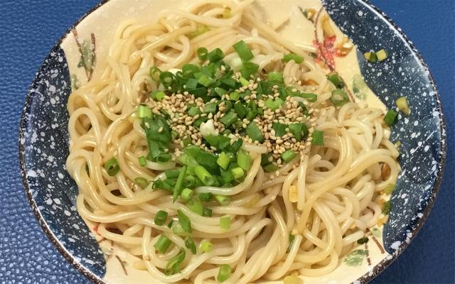 销魂葱油面,吃起来劲道爽滑,好吃的关键在于葱油汁|面条|汤面_新浪网