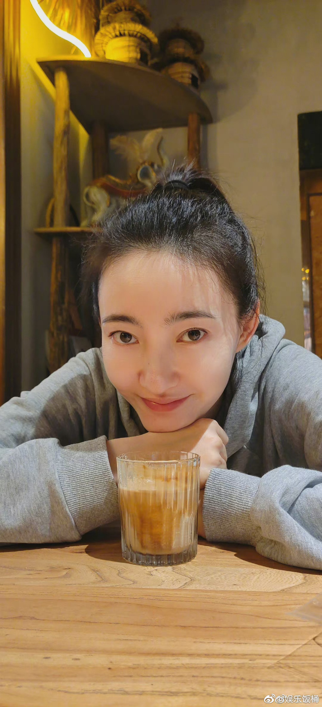 王丽坤分享素颜照配文记录一下素面朝天的日常