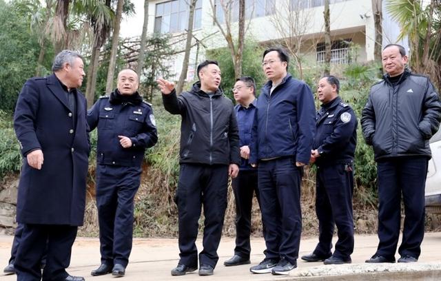 云南省公安厅交警总队调研组赴宣威市龙场镇调研交通管理和乡村振兴
