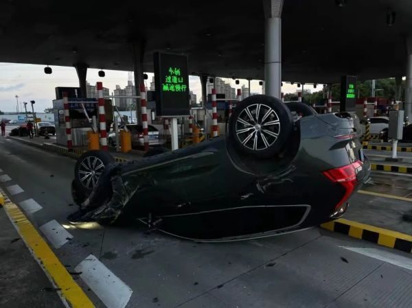 安全带=生命带!看完这些真实案例,你知道安全带的重要性了吗?休闲区蓝鸢梦想 - Www.slyday.coM 安全带=生命带!看完这些真实案例,你知道安全带的重要性了吗?休闲区蓝鸢梦想 - Www.slyday.coM