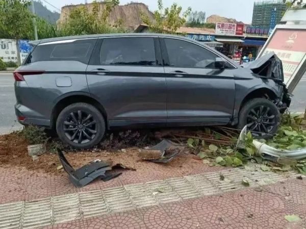 安全带=生命带!看完这些真实案例,你知道安全带的重要性了吗?休闲区蓝鸢梦想 - Www.slyday.coM 安全带=生命带!看完这些真实案例,你知道安全带的重要性了吗?休闲区蓝鸢梦想 - Www.slyday.coM