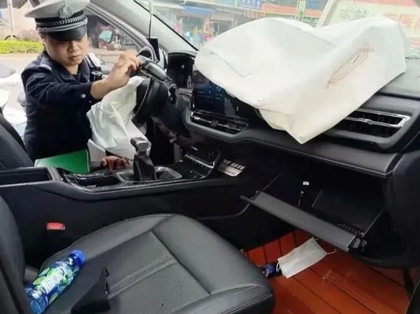 安全带=生命带!看完这些真实案例,你知道安全带的重要性了吗?休闲区蓝鸢梦想 - Www.slyday.coM 安全带=生命带!看完这些真实案例,你知道安全带的重要性了吗?休闲区蓝鸢梦想 - Www.slyday.coM