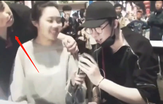 刘宇宁昔日视频又被扒!直播中跟女粉互动,遭女粉男友当街掐脖子|刘宇宁|孙生|男友_新浪新闻