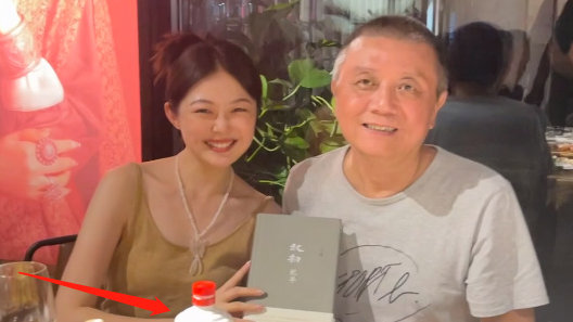 京圈贵妇晚晚与王朔聚餐!打扮火辣穿吊带短裤,手段堪比邓文迪|刘野|王朔|贵妇_新浪新闻