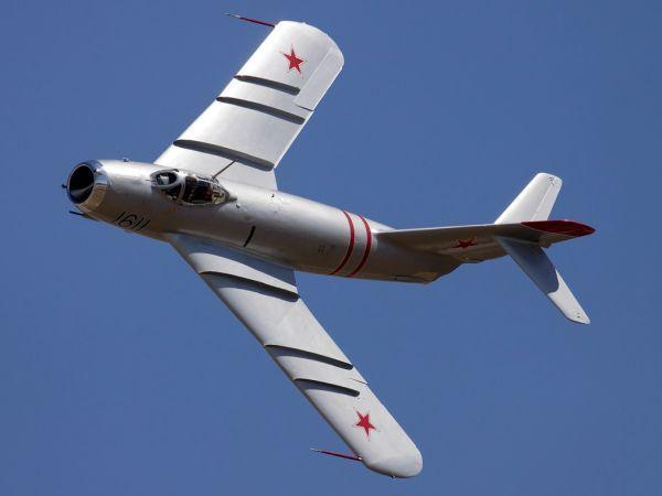 米格-15每侧机翼2片翼刀,怎么到了米格-17就成3个啦?__财经头条