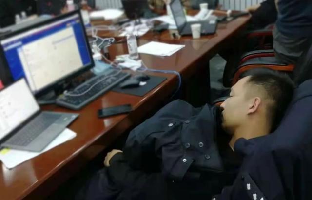 他们又一次挑战生理极限,这样的睡姿让人心疼休闲区蓝鸢梦想 - Www.slyday.coM 他们又一次挑战生理极限,这样的睡姿让人心疼休闲区蓝鸢梦想 - Www.slyday.coM