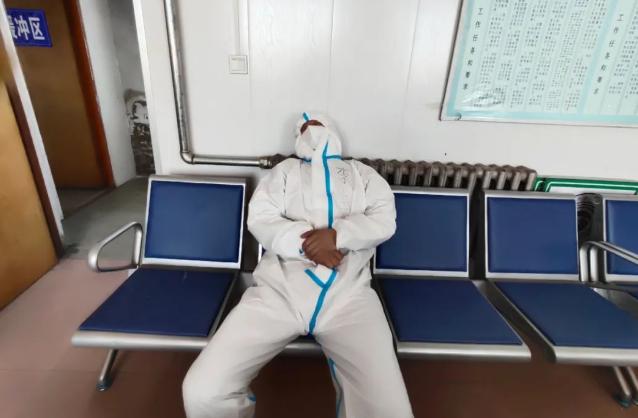 他们又一次挑战生理极限,这样的睡姿让人心疼休闲区蓝鸢梦想 - Www.slyday.coM 他们又一次挑战生理极限,这样的睡姿让人心疼休闲区蓝鸢梦想 - Www.slyday.coM