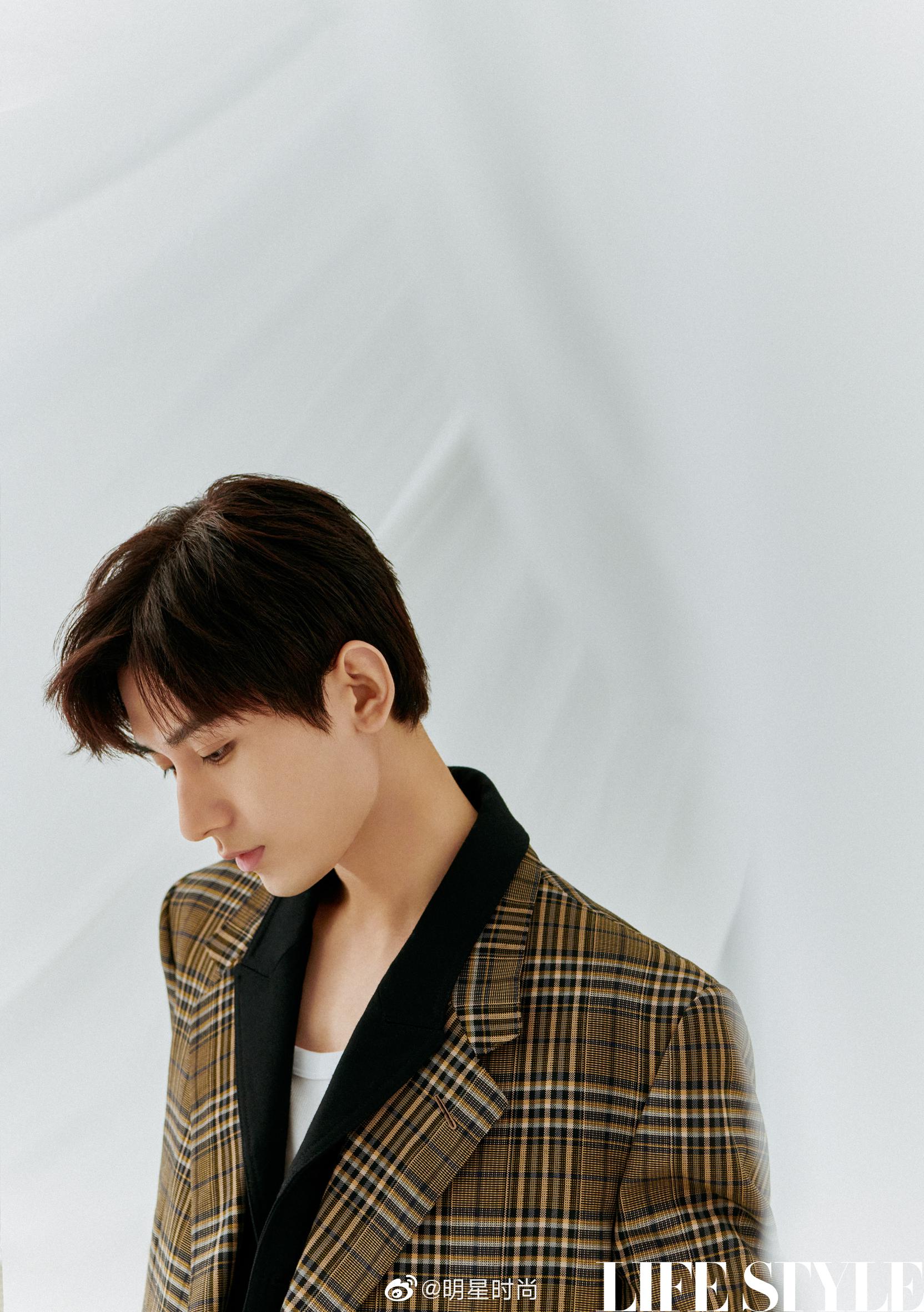 成毅新杂志封面大片阳光少年清新自在展现多维时尚魅力