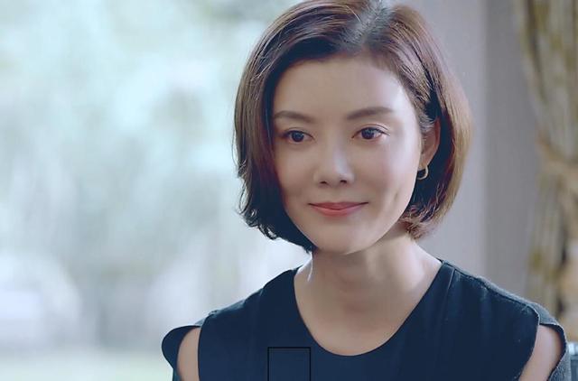 车晓素颜穿布鞋蹲地上与首富离婚后生活低调38岁感情状况成谜