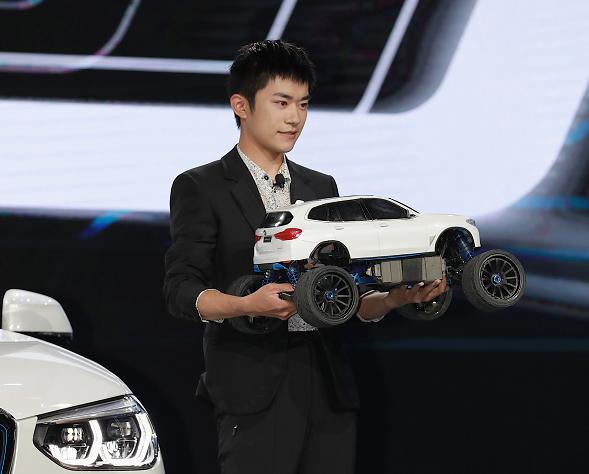 比如前几天,易烊千玺拿下了著名车企品牌宝马的新生代代言人,在全网