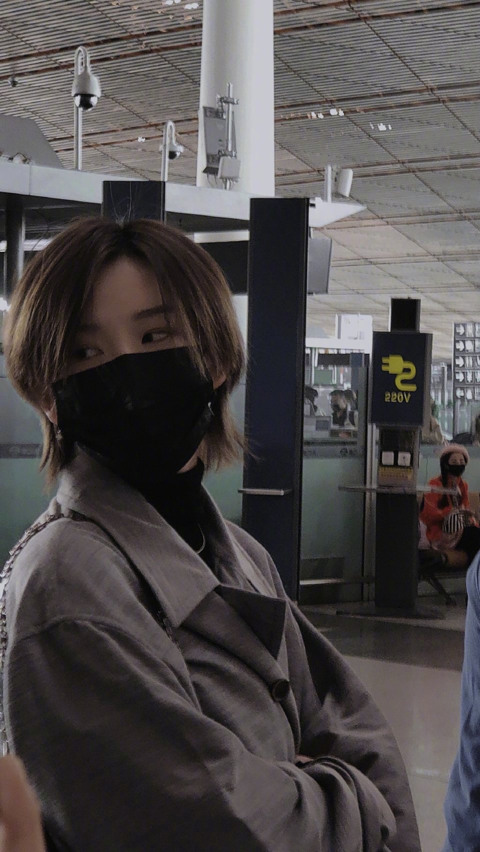 陆柯燃今日份机场饭拍灰色大衣内搭黑色高领,素颜小陆的状态也超棒小