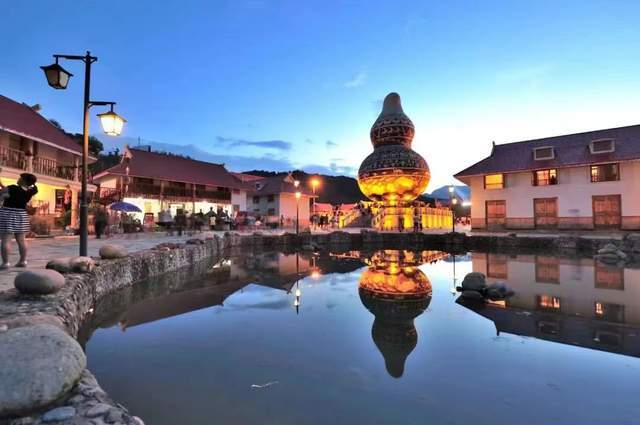 吸引着不少散步的人群,三三两两,笑语连连,这就是沧源的葫芦