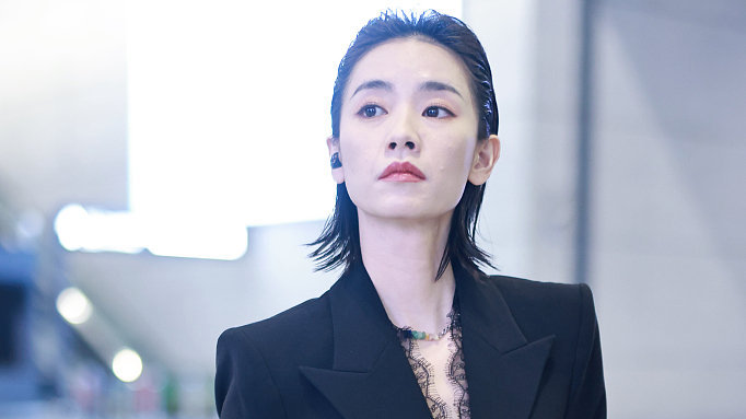 刘雅瑟纯黑look现身机场 短发利落气场全开|刘雅瑟|气场|现身_新浪新闻