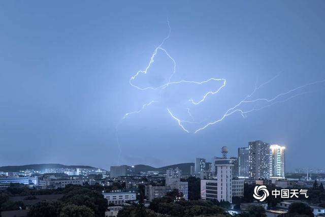 7月18日晚,武汉遭遇强对流天气,电闪雷鸣