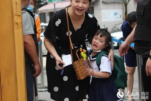 “神兽”归笼！今日的校园围墙上长满了家长休闲区蓝鸢梦想 - Www.slyday.coM