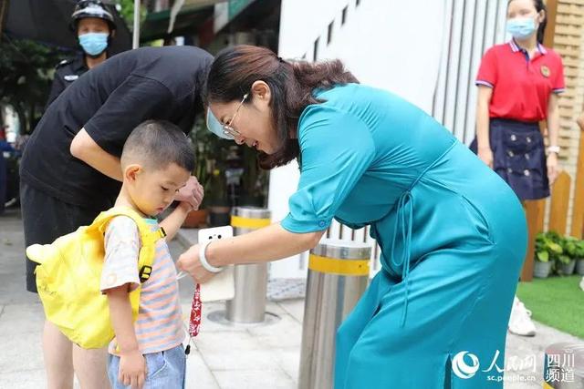 “神兽”归笼！今日的校园围墙上长满了家长休闲区蓝鸢梦想 - Www.slyday.coM