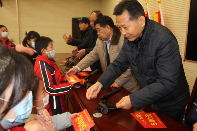 我市300名困难学生将收到现金和棉被资助休闲区蓝鸢梦想 - Www.slyday.coM