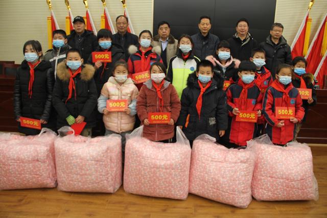 我市300名困难学生将收到现金和棉被资助休闲区蓝鸢梦想 - Www.slyday.coM