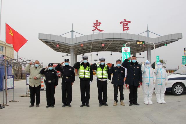 白水:热心群众为坚守"疫"线交警送来锦旗|疫情|白水县|群众_新浪新闻