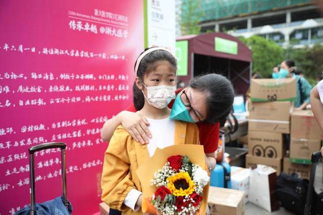 女儿独自乘坐公交车接妈妈回家|何芳芳|妈妈|皮肤过敏_新浪新闻