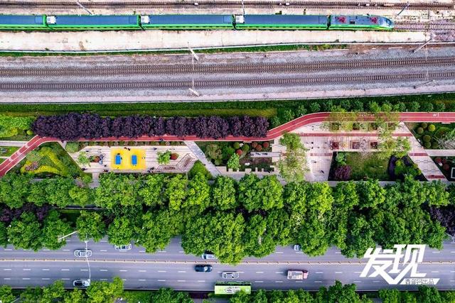 发现丨陇海线铁路主题公园南观城墙北穿列车