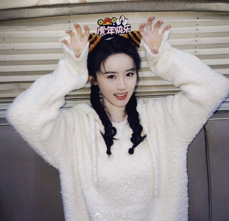 袁冰妍更新虎年自拍扎麻花辫剪刀手嘟嘴卖萌超可爱