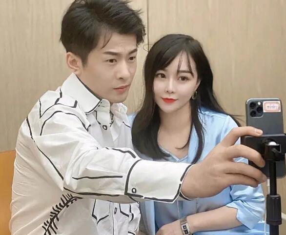 辛巴为了流量也是拼了！在直播间“家暴”老婆！休闲区蓝鸢梦想 - Www.slyday.coM