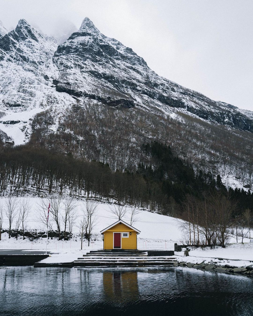 从盖朗厄尔峡湾到孙墨尔雪山,由几座小岛组成的挪威小镇奥勒松