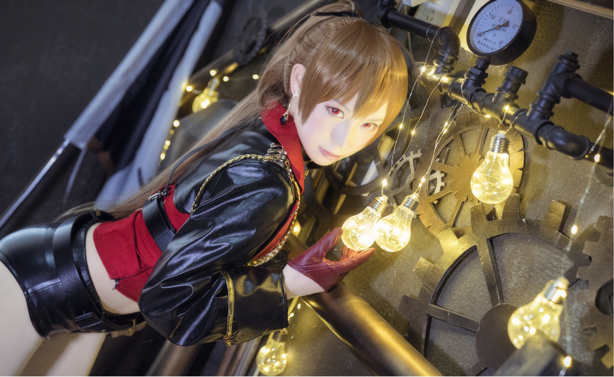 碧蓝航线巴尔cos高腰皮衣及臀马尾穿热裤也能叉腿坐