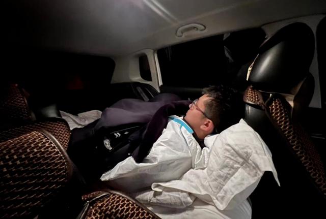 他们又一次挑战生理极限,这样的睡姿让人心疼休闲区蓝鸢梦想 - Www.slyday.coM 他们又一次挑战生理极限,这样的睡姿让人心疼休闲区蓝鸢梦想 - Www.slyday.coM