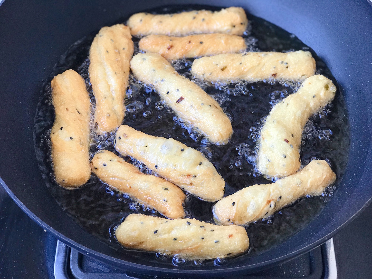 自制葱花小油条,完全不输早餐摊,口感喷香酥软,还有浓浓葱香味