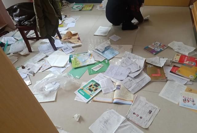 因贪玩手机,无心学习,我把孩子的作业都撕毁了,新手机也摔烂了