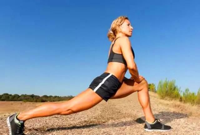 身体僵硬?快来拉伸,4个动作,帮你消除肌肉僵硬提高柔韧性休闲区蓝鸢梦想 - Www.slyday.coM 身体僵硬?快来拉伸,4个动作,帮你消除肌肉僵硬提高柔韧性休闲区蓝鸢梦想 - Www.slyday.coM