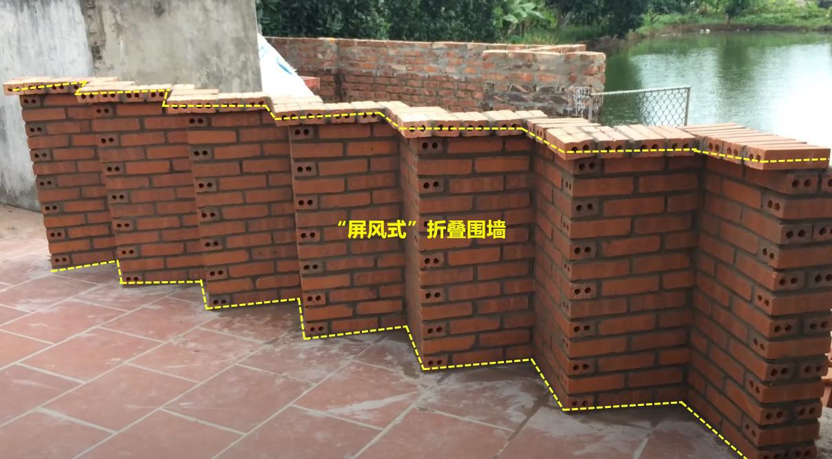 邻居好手艺,在院子里砌半堵折叠红砖墙当隔断,样式好似一道屏风