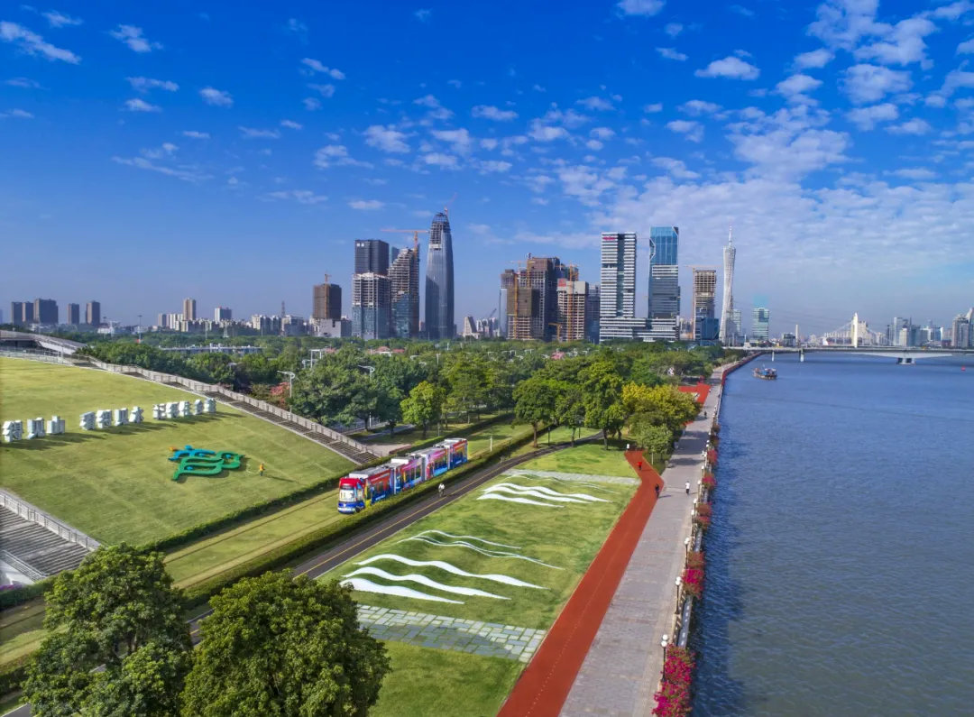 玉带横沙,金琶浮水.嘉木流丹,秾华映翠.楚目舒迟,览山川之胜状.