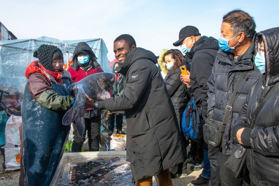 "老外"逛沈阳蒲河大集,感受浓浓年味__财经头条