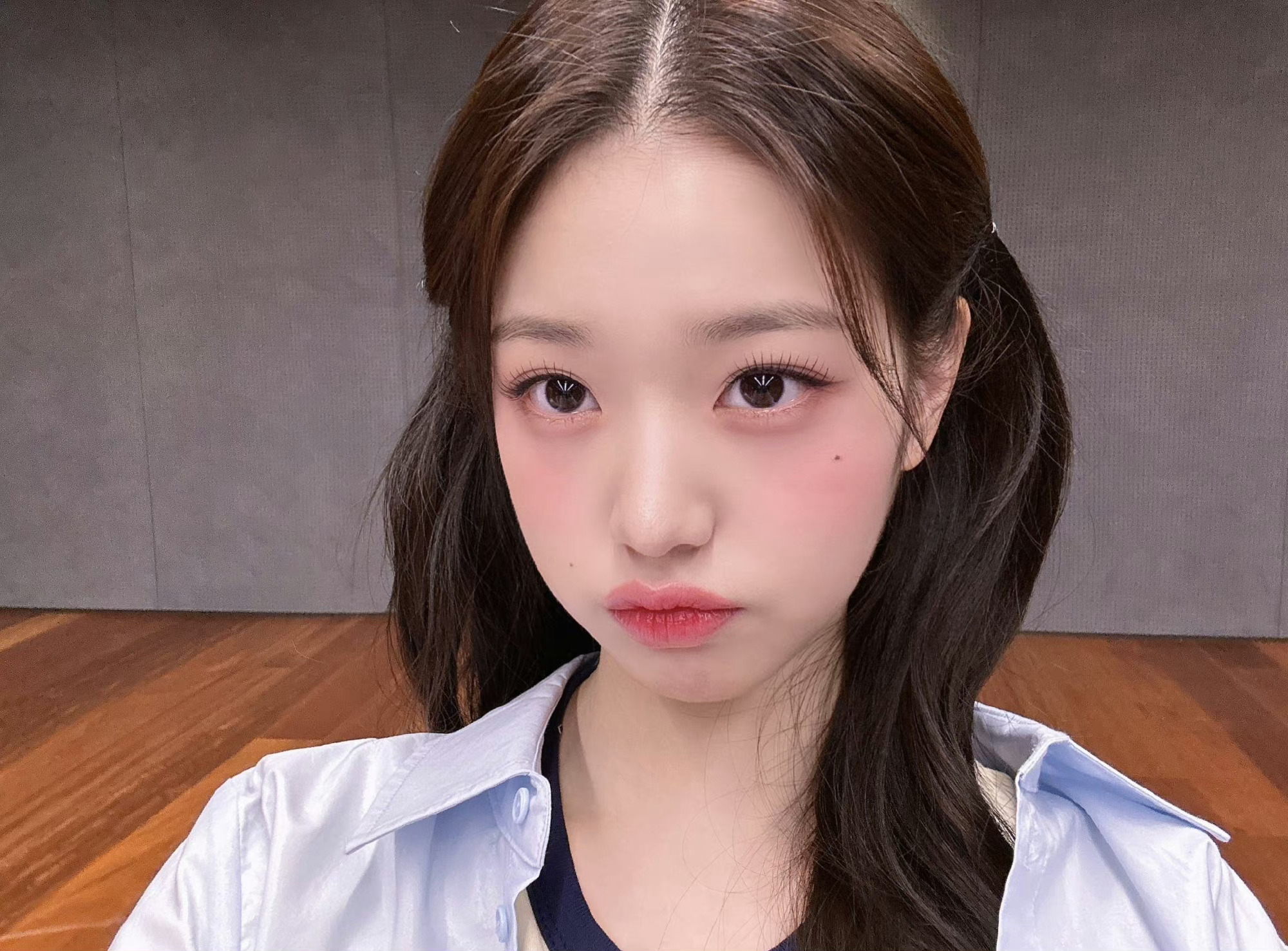 张元英最新自拍照来啦!双马尾造型真的好漂亮,嘟嘴好可爱!