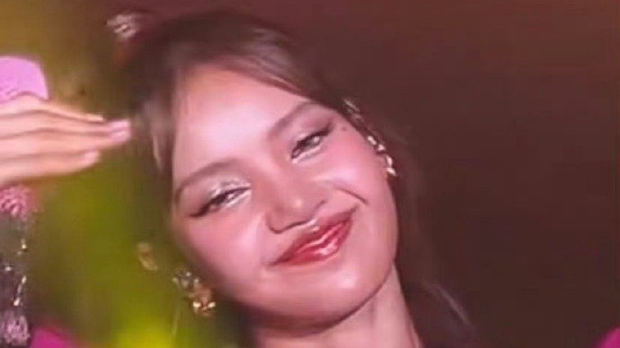 Lisa在BLACKPINK演唱会上，搞疯马秀那一套，对粉丝做服从性测试|粉丝|演唱会|韩流_新浪新闻