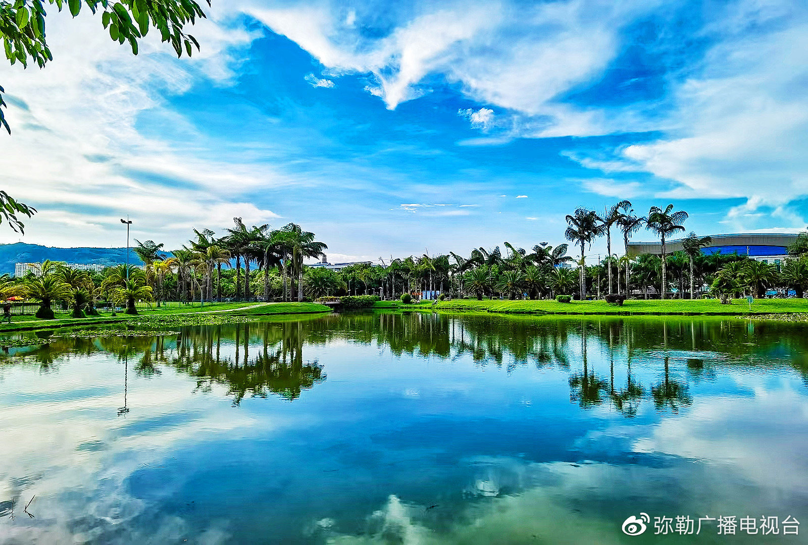 我眼中的大美中国云南弥勒:把蓝天白云映入湖泊@cctv__财经头条