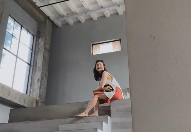 张大奕小三风波过后,董花花已转型成女强人,视察新