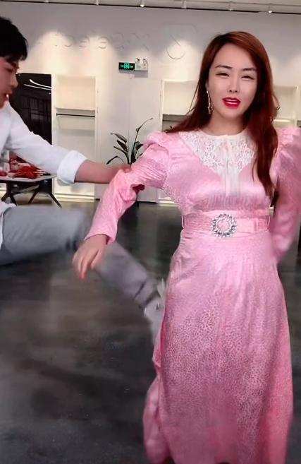 辛巴为了流量也是拼了！在直播间“家暴”老婆！休闲区蓝鸢梦想 - Www.slyday.coM