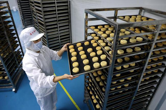 组图|月饼来了!食品企业赶制订单迎中秋