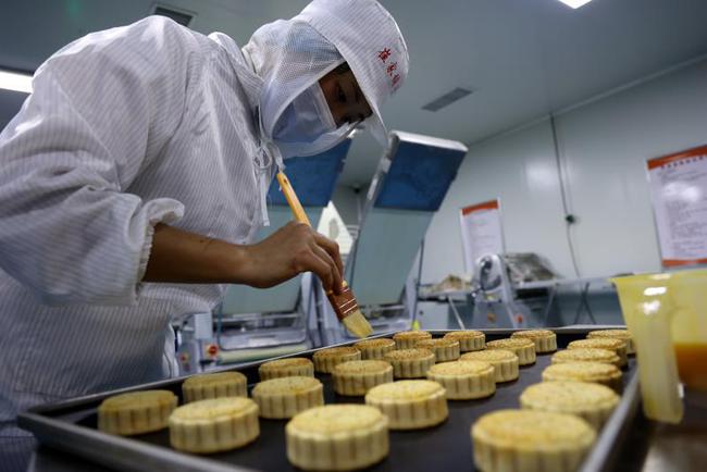 组图|月饼来了!食品企业赶制订单迎中秋