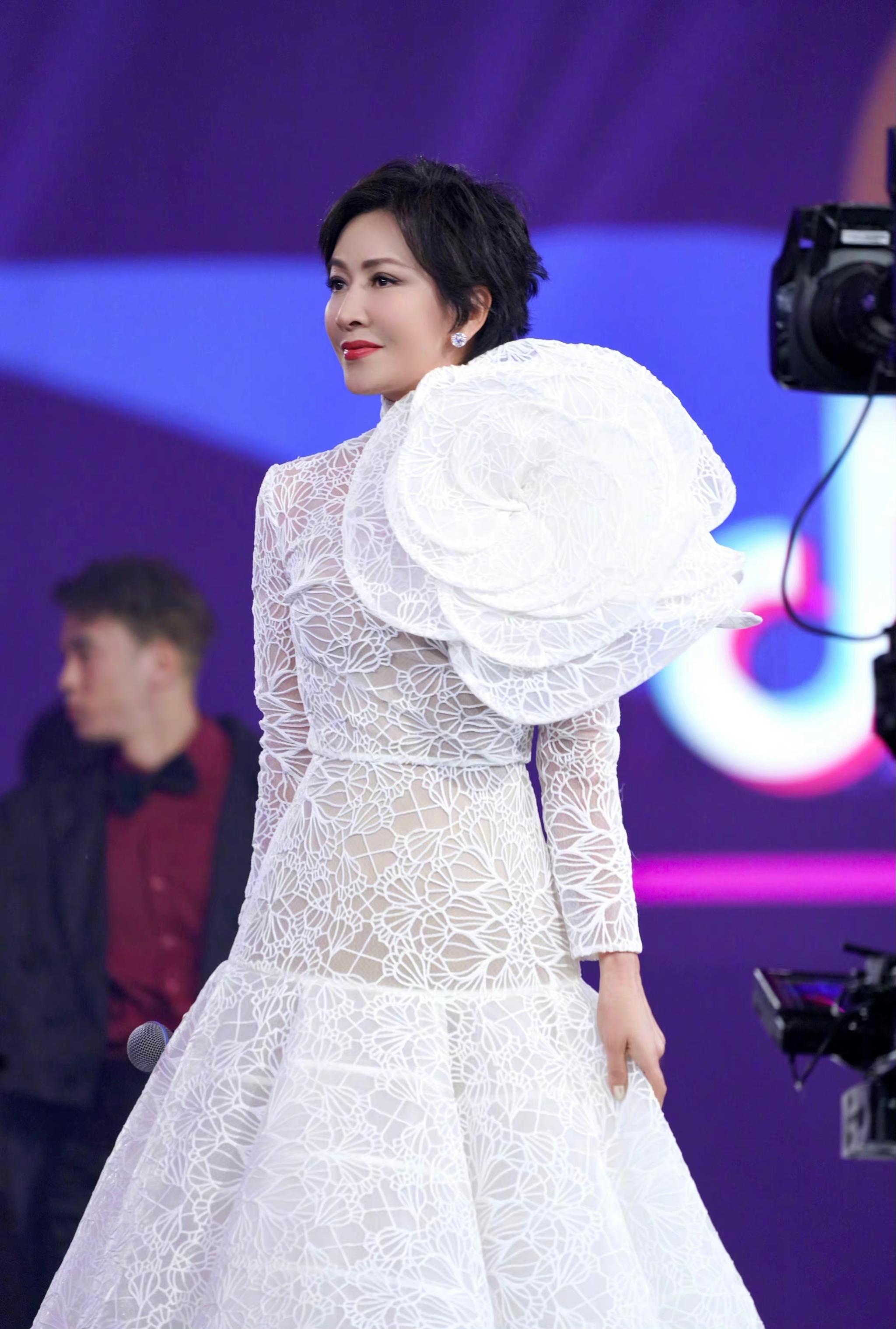 提起@刘嘉玲 她真的是一个时代的女神了,惊喜亮相某跨年盛典