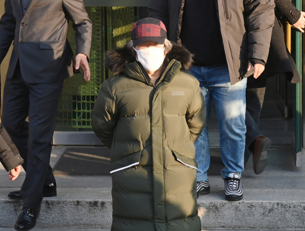 素媛案罪犯赵斗淳出狱后首次现身,在3名警察陪同下出门散步休闲区蓝鸢梦想 - Www.slyday.coM 素媛案罪犯赵斗淳出狱后首次现身,在3名警察陪同下出门散步休闲区蓝鸢梦想 - Www.slyday.coM