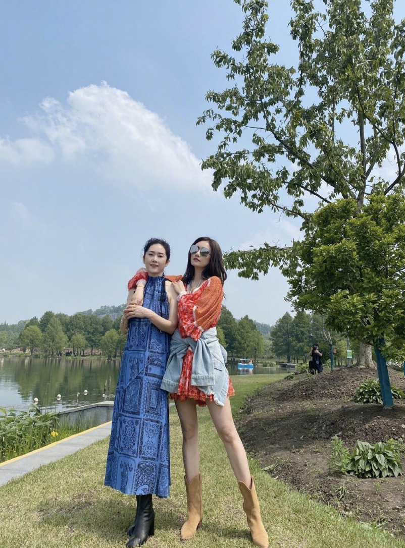 刘芸晒与63岁妈妈户外合影,母女秀高挑身材,同吃冰淇淋像姐妹花