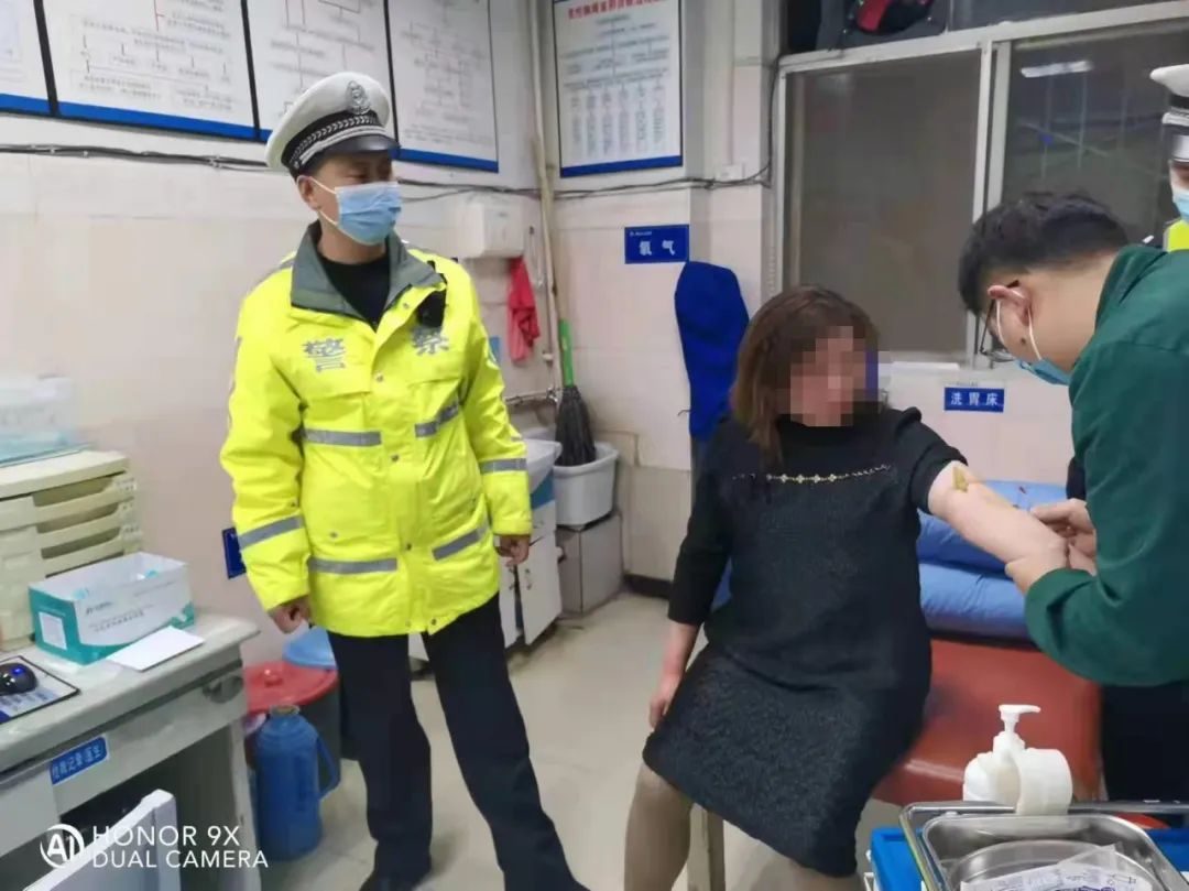【十堰】房县一女子酒驾被查跪地不起，要请交警弟弟喝酒…休闲区蓝鸢梦想 - Www.slyday.coM