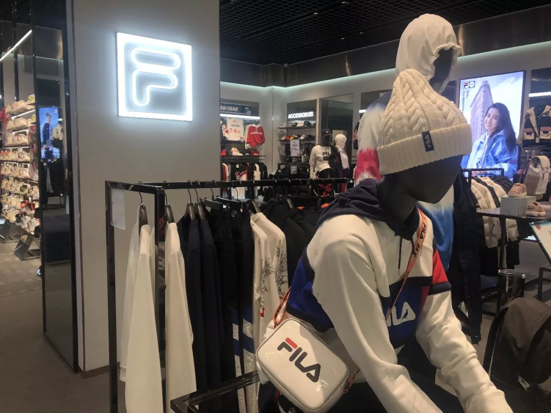 9%.到2019年底,fila线下只有1951家门店,不到安踏的1/5.